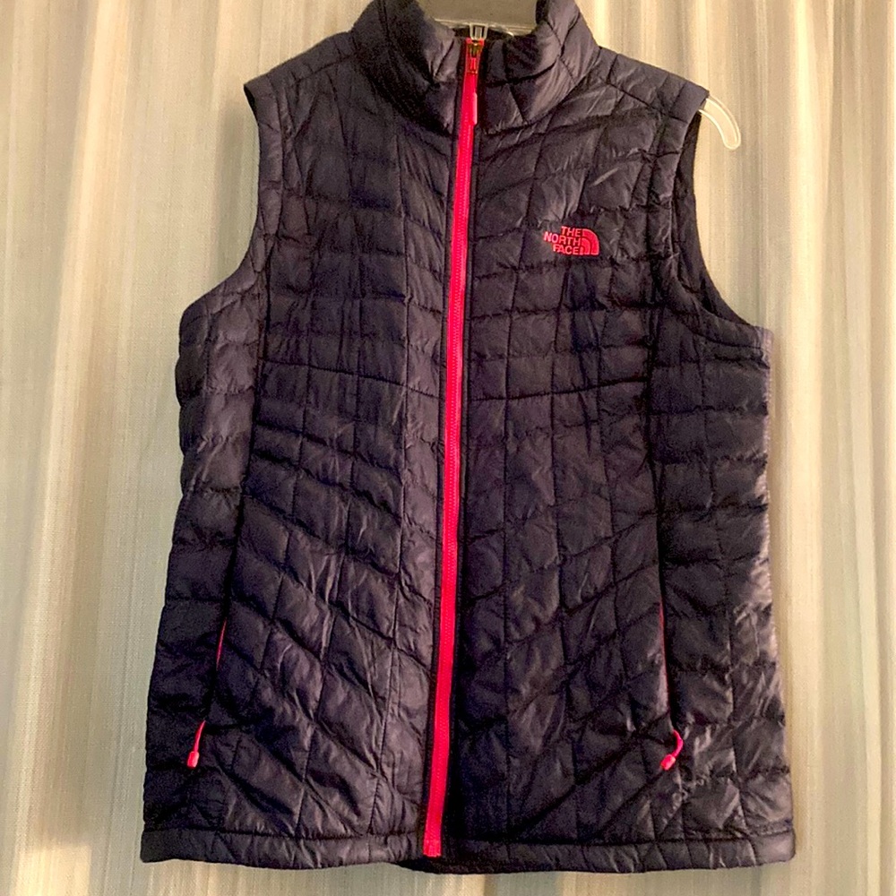 North Face lightweight down vest gently warn LIKE NEW IN GREAT CONDITION!